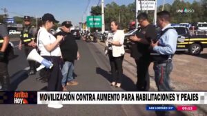 Camioneros y choferes se movilizan contra aumento del peaje y habilitación