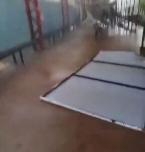 (VIDEO).  Viento tarova movió estructura de estación de tren en Encarnación
