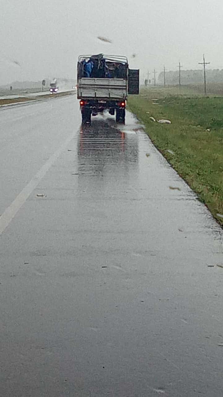 (VIDEO) Fuertes vientos casi tumbaron camión de carga