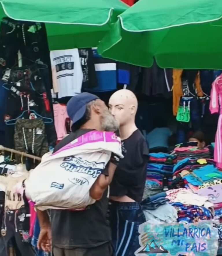 (VIDEO)Karai furor por mostrarse a los besos con un maniquí en Villarrica