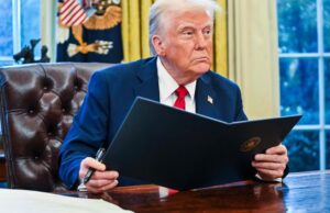 Trump ordena revisar los cambios de protocolo aéreo y contrataciones efectuados con Biden