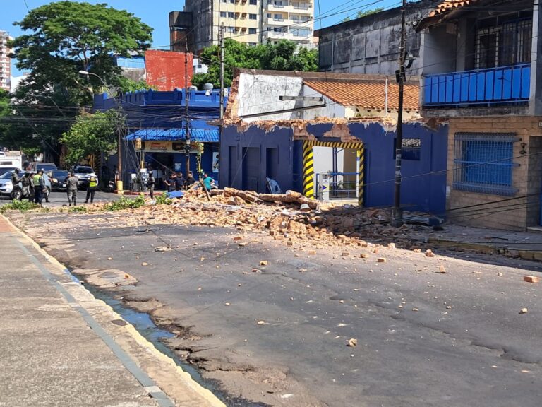 ¡Edificio en el centro de Asunción se vino abajo!