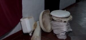 Ladrones fueron pillados robando un juego de baño