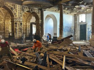 (Video) Del cielo al infierno: un finado y seis heridos tras caer el techo de una iglesia en Brasil