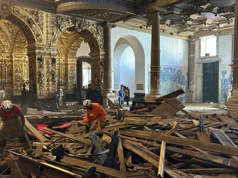 (Video) Del cielo al infierno: un finado y seis heridos tras caer el techo de una iglesia en Brasil