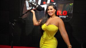 ¡Esta pechochidad tendrá su primera vez frente a un micrófono!