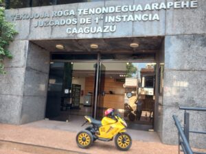 Comunicador kuña’i: vía judicial “Papá Noel” arrebató a su hija de juguete por despecho contra su ex