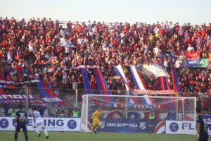 Hincha de Cerro terminó apuñalado tras enfrentamiento entre barras