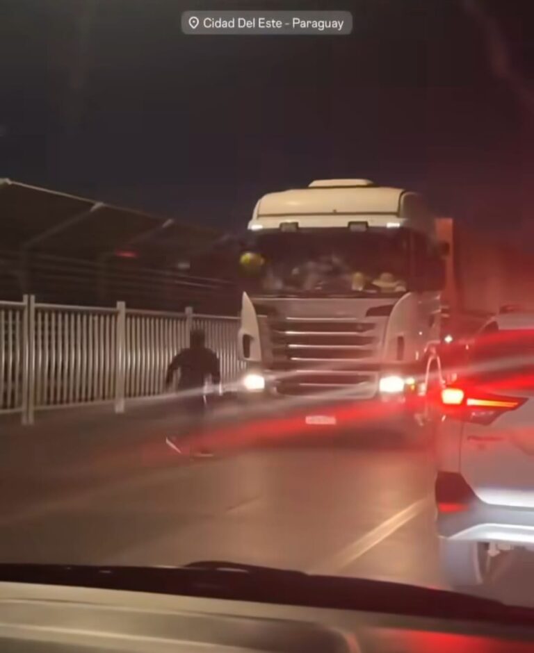 (VIDEO) Sobre el Puente de la Amistad: ¡Doña celosa ataca camión de su “macho” al pillar supuesta infidelidad!