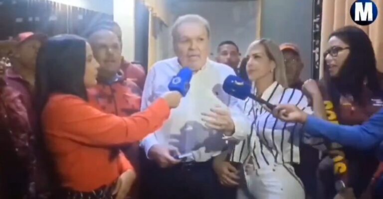 (VIDEO) ¡Doñas pelearon por el “amor” de un político en pleno discurso!