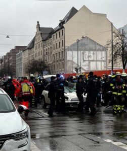 (Video) Terrorista afgano musulmán atropelló a manifestantes alemanes