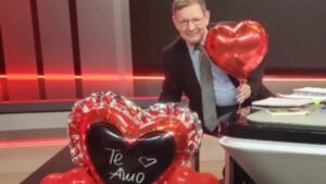 (VIDEO) ¡Carlos Martini recomendó la compañía ideal para los solterones y solteranas en este día!