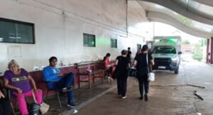 Mujer sigue grave tras explosión de microondas en un local comercial