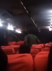 (VIDEO)Tatachos hicieron pipí en un colectivo y fueron rajados