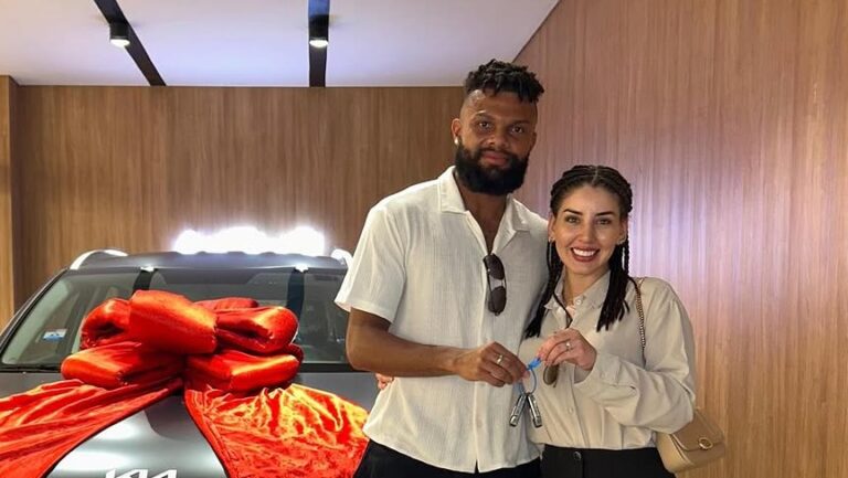 ¡Golazo de pelotero de Libertad! Le regaló una camio 0Km a su amor