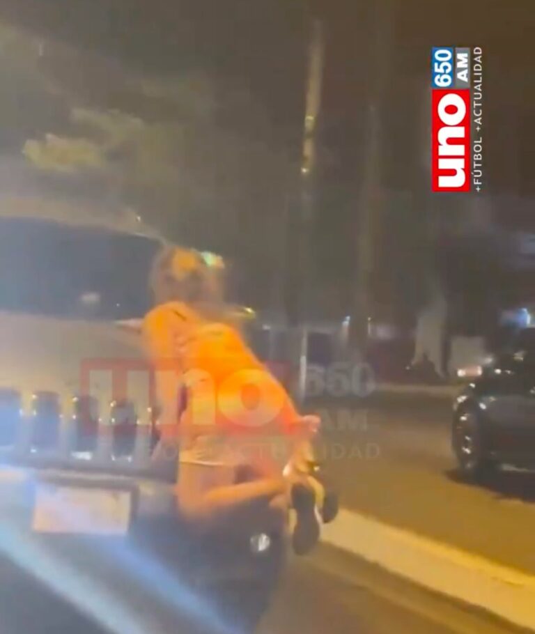 Viral: ¡Filman a mujer siendo arrastrada en el capó de una camioneta!