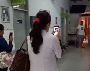 (VIDEO)Hombre cerró consultorios en un hospital para protestar falta de atención