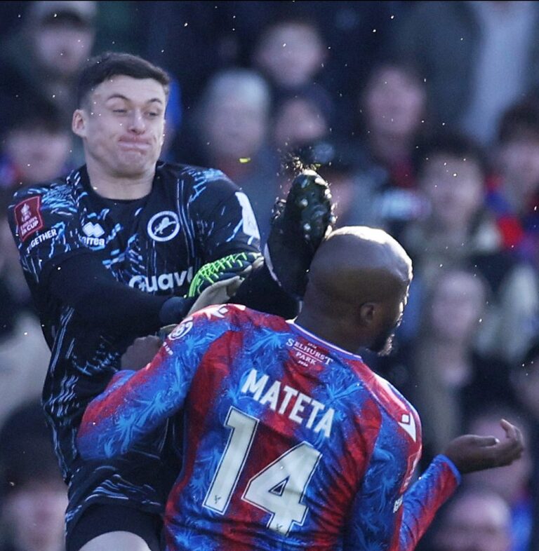Jugador del Crystal Palace terminó en el hospital tras recibir criminal entrada