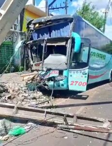 (Video) Bus de larga distancia quedó shalái tras accidente en Asunción