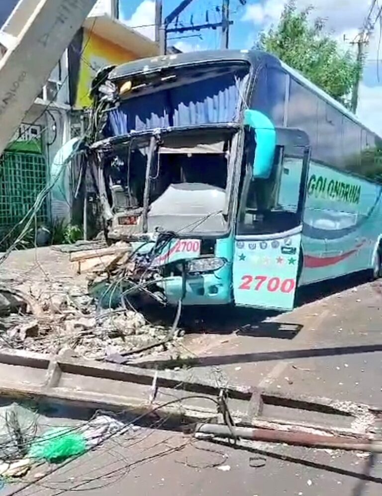 (Video) Bus de larga distancia quedó shalái tras accidente en Asunción