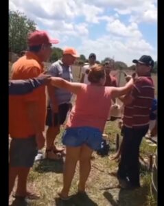 (VIDEO)Ciudadanos pelearon por falta de agua: casi se agarraron a golpes