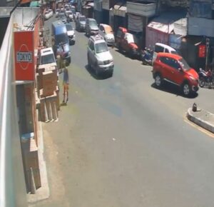 (Video) ¡Robó una heladera en el Mercado 4!