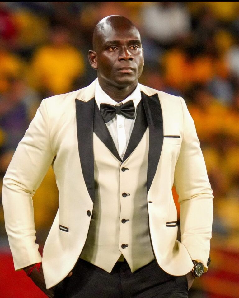 (VIDEO) De smoking: recorre el mundo pinta de entrenador ecuatoriano