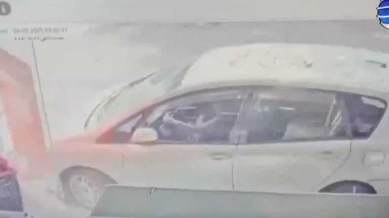 (VIDEO)Abuela confundió cambios y destrozó local con su vehículo