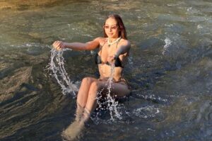 Apenas llegó de Ibiza, esta modelo paraguaya atropelló un arroyito de Cordillera