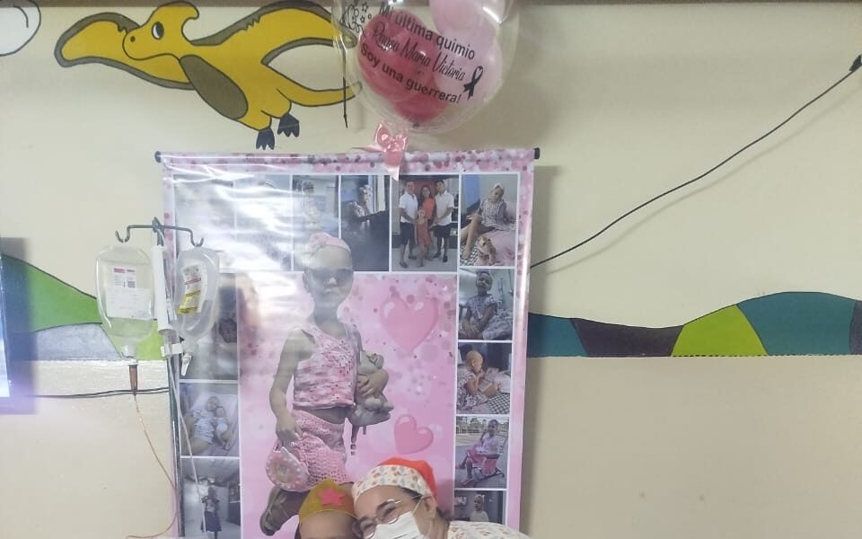 ¡Lo logró! Plantel médico acompañó con un baile a Raysa para su alta hospitalaria