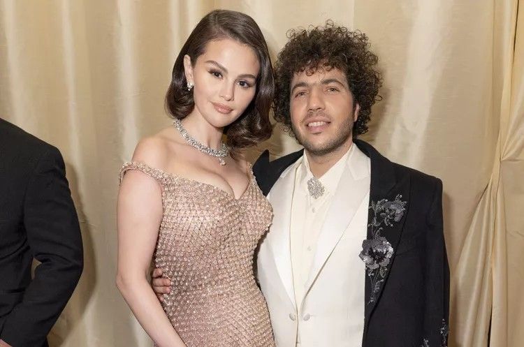 (VIDEO) Selena Gómez dejó que su chuli la maquille, ¡mirá el resultado!