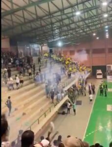 (Video) ¡Indignante violencia en el deporte!