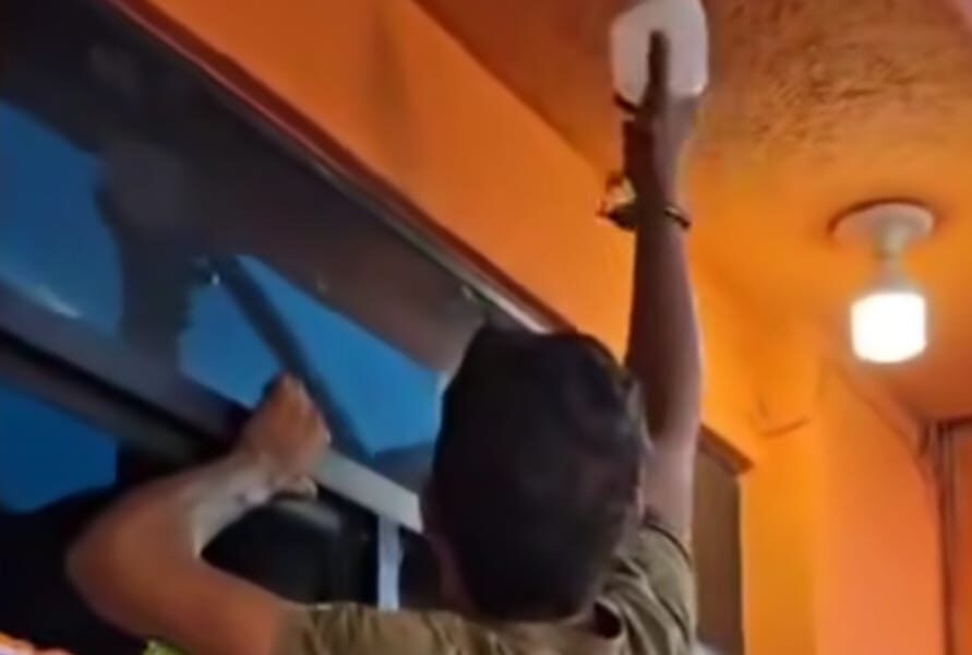 Robo, se arrepintió, se disculpó y devolvió dos focos