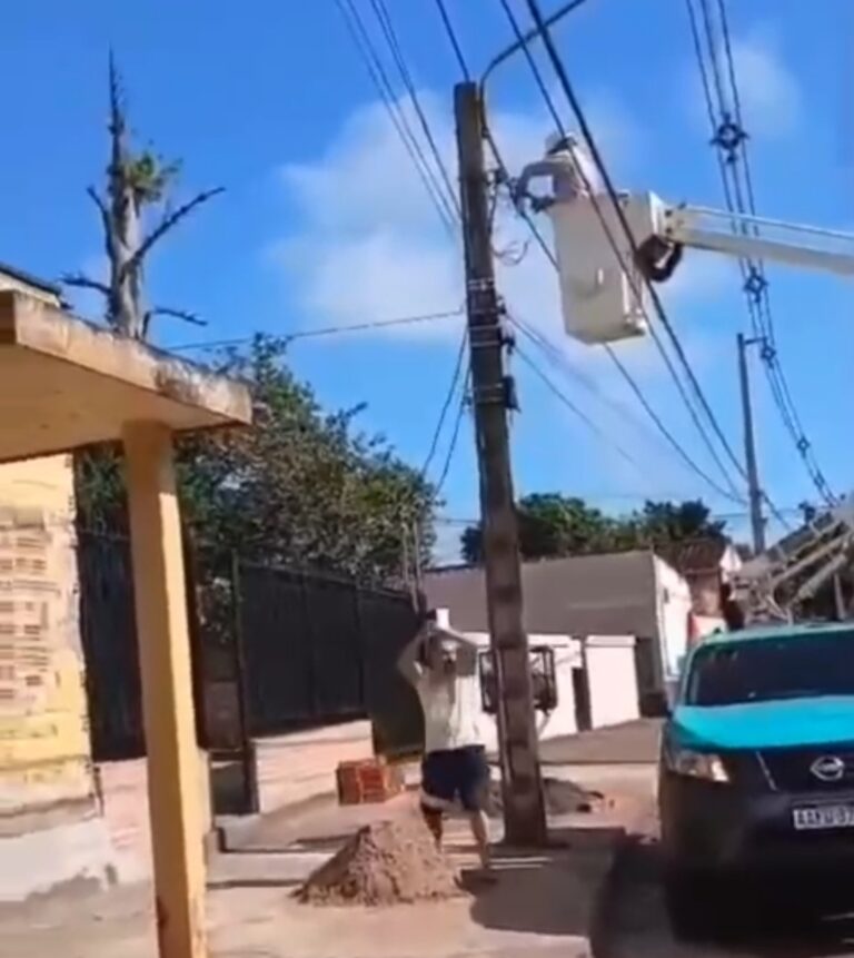(VIDEO)Karai reventó vehículo de ANDE con un palo porque le cortaron la luz