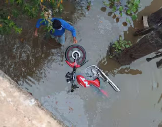 Hallan en un arroyo la motocicleta de un hombre que se encuentra desaparecido