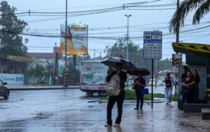 (VIDEO) ¡Se viene la lluvia! En algunas ciudades ya okyma hina