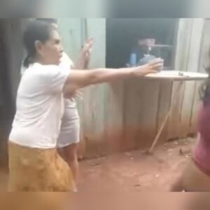 (VIDEO)¡Mujeres se atacaron a varillazos en medio de discusión!