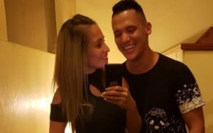 Ex prometida dejó dedicatoria al cantante Juancito: “Te queda grande la palabra caballero”