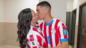¡El motivador beso que recibió Almirón al terminar el partido!
