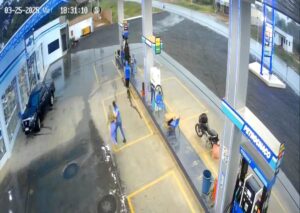 (VIDEO). Intento de feminicidio: Joven mujer pide socorro en un surtidor y su pareja le dispara frente a todos