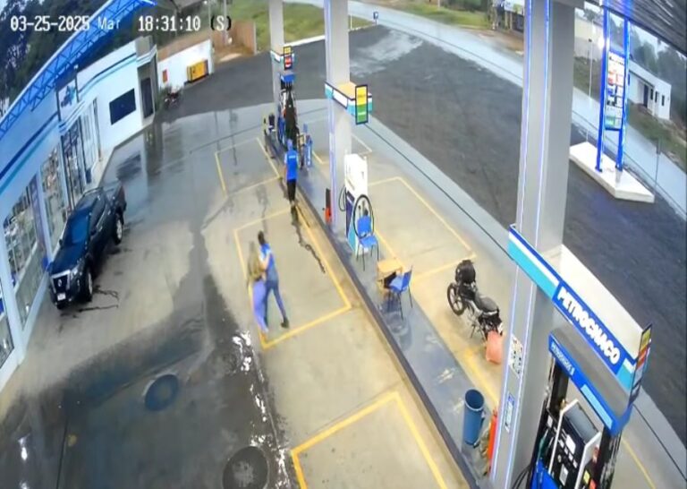 (VIDEO). Intento de feminicidio: Joven mujer pide socorro en un surtidor y su pareja le dispara frente a todos