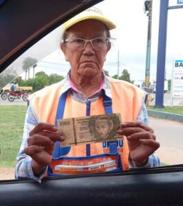 Humilde abuelita vendedora fue estafada con un 100 mil falso