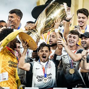 ¡Ángel Romero levantó la copa de Corinthians tras consagrarse campeón!