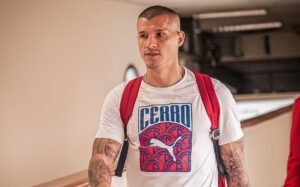 El vuelo de Cerro fue desviado a otro aeropuerto y los jugadores están esperando en el avión