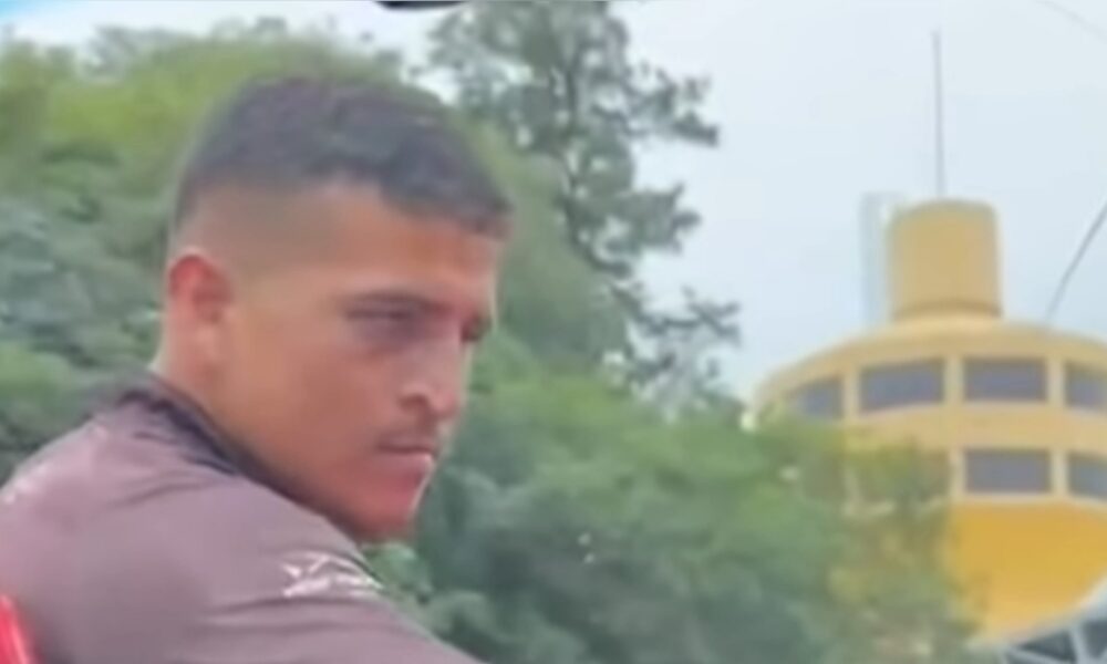 (VIDEO)Turistas denunciaron que vendedor les rompió parabrisas por no comprar nada