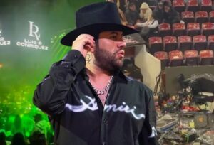(VIDEOS) Cantante mexicano se negó a cantar corridos y el público atropelló el escenario