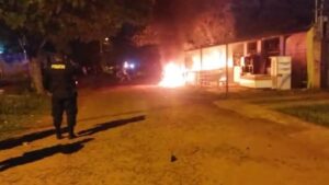 Turba incendió vivienda de carpintero que mató a delincuente: vecinos están con miedo