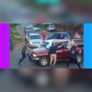 (VIDEO)Batalla campal en pleno tránsito: Niña de 6 años recibió herida profunda en el rostro