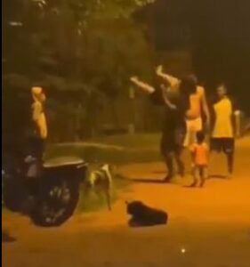 (VIDEO)Mujeres pelearon por un hombre en plenos días santos