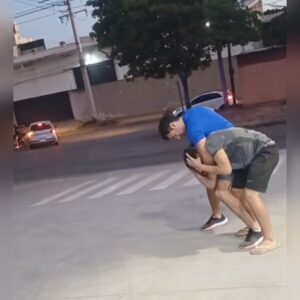 (VIDEO)Denuncian que hombre agredió a un ciclista menor